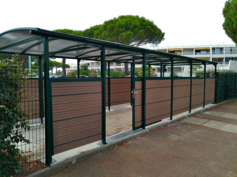 Abri conteneurs - 10 m X 3 m - Copropriété haut de gamme - Fermeture par clé et porte coulissante - Port Camargue - Le Grau du Roi (30)