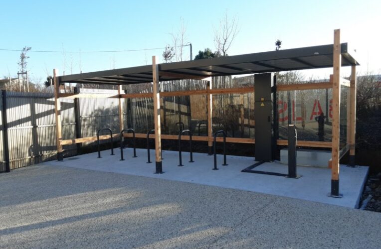 Abri Plus - Abri vélo bois Naturelli - Saint-Hilaire-de-Riez - Borne e-park recharge VAE