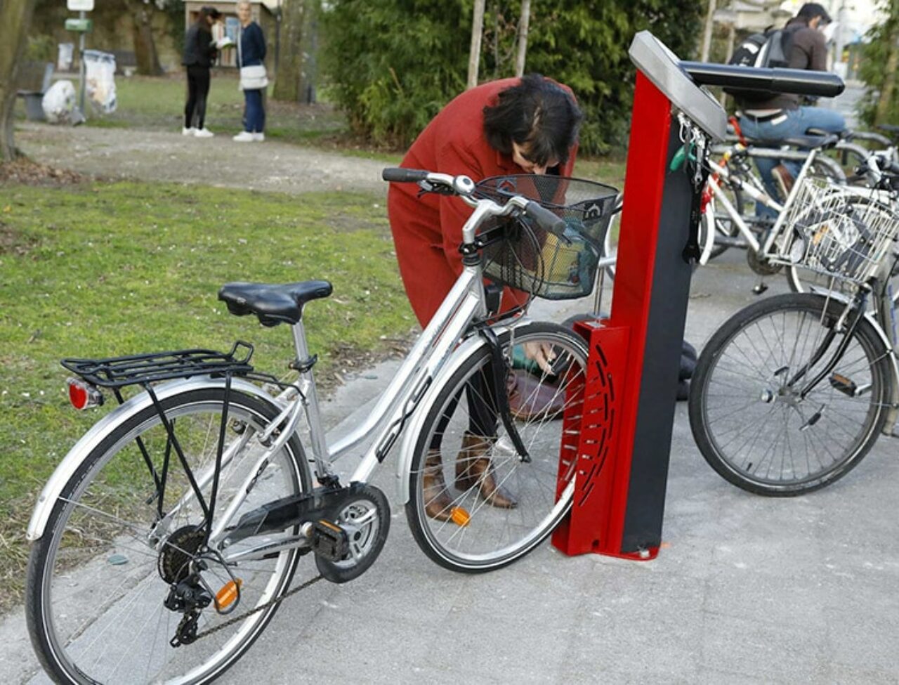 Station de réparation vélos Modèle Deluxe - vélo dans le cale-roue pour faciliter la réparation des vélos - Ville de Talence (33)