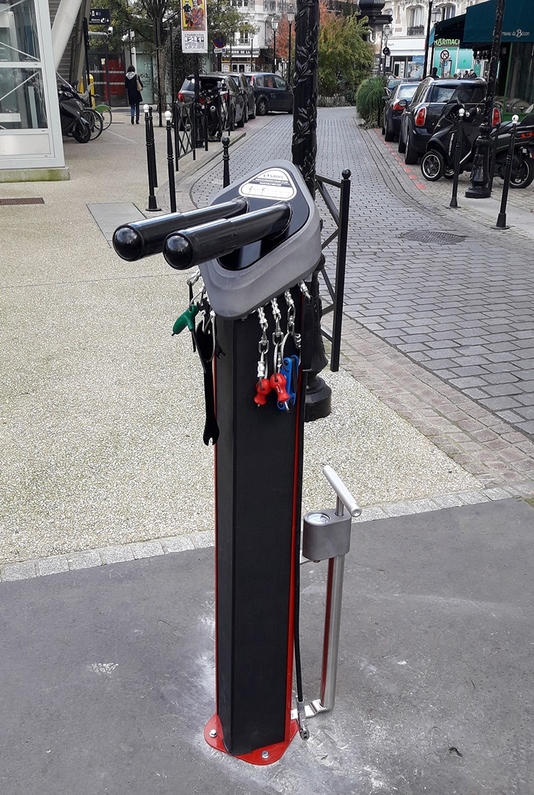 Station pour le gonflage et la réparation des velos & VTT - Courbevoie (92).jpg