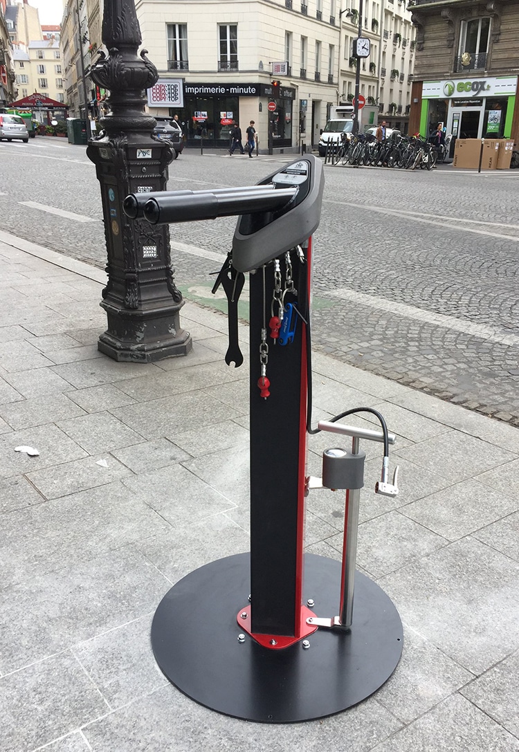 Station pour réparer et gonfler les vélos - Conseil de quartier Anvers Montholon Paris 9è (75)