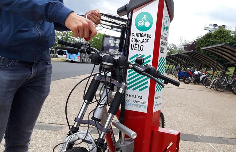 Station pour réparer son vélo en gare RER de Sartrouville (78) ©Le Parisien