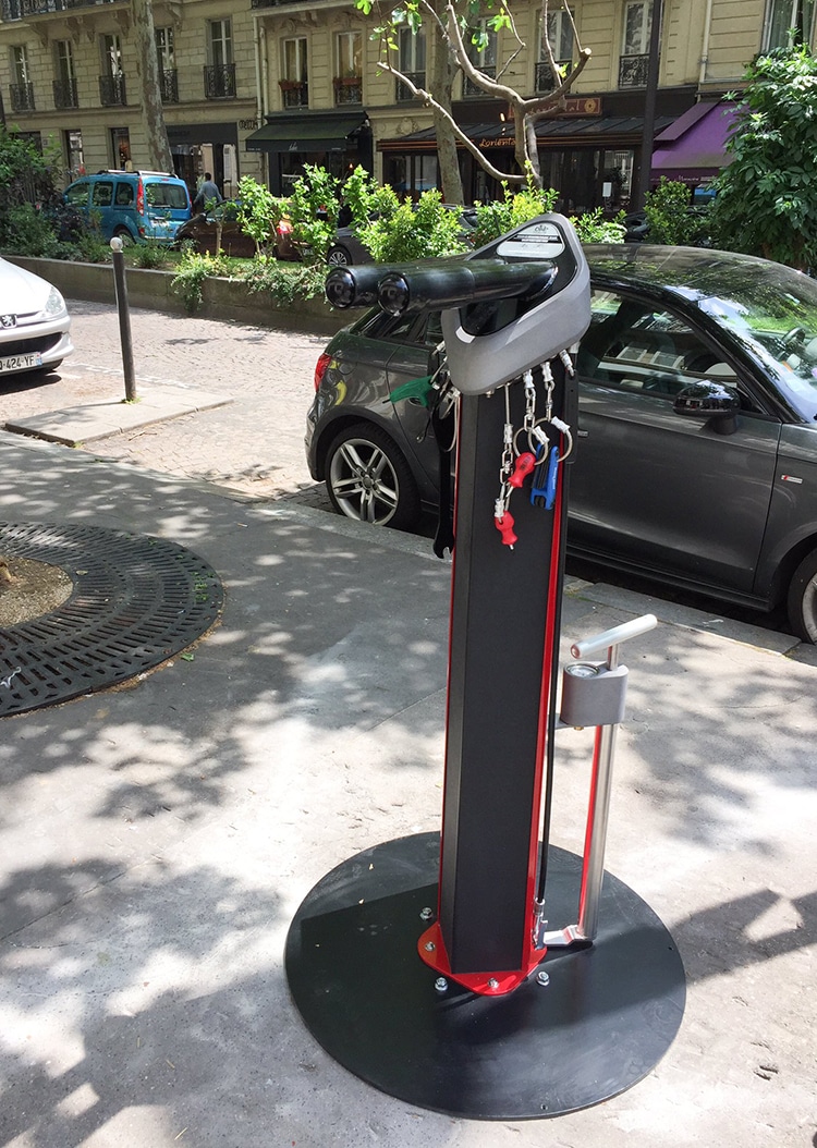 Totem pour entretenir et réparer son vélo - Outils en libre service - Paris (75009)