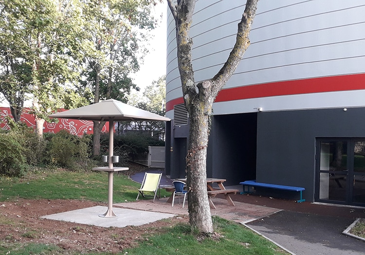 Zone fumeurs d'extérieur au parc d'attractions du Futuroscope - Espace fumeurs Charny type parasol - Poitiers (86)