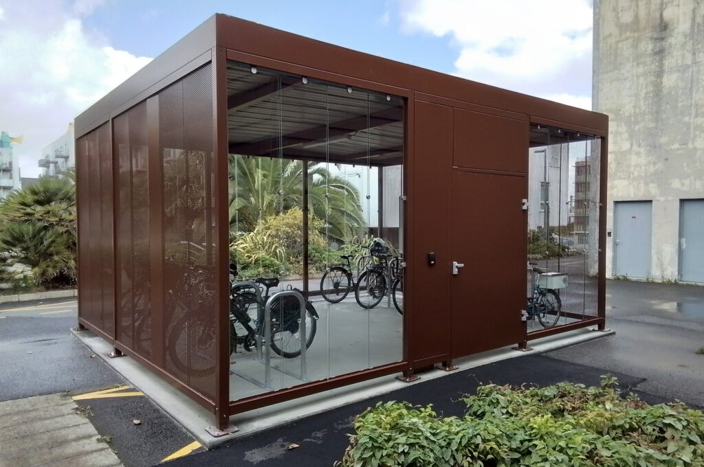 Abriplus - Ville de St Nazaire (44) via UGAP - Abri vélos sécurisé Mosaic