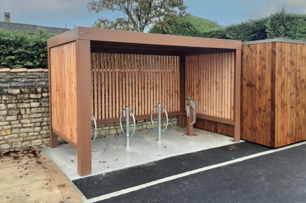 Abri Plus- Abri à vélos Pescara bois - Borne recharge vélo électrique