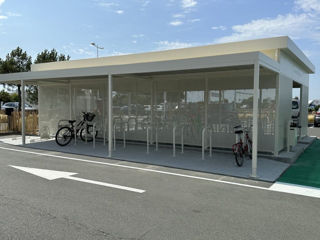 Abri Plus - Abri vélos sécurisé fermé MODUL'ERE avec auvent + Bornes A signalétiques + Bornes vélos cargos - Super U (85) abri l'Aiguillon-sur-mer