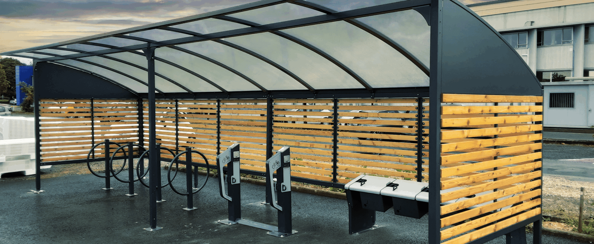 Abriplus - abri vélos ouvert PESCARA + Bornes vélos pornic + Borne VAE E-PARK + Station de recharge trottinettes TROT-E-PARK (19)