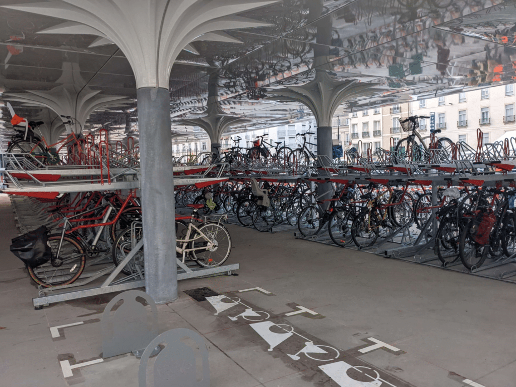 Abri Plus - Support vélos à étage 2 Park Up et bornes vélos cargo - Cyclostation de Nantes (44)