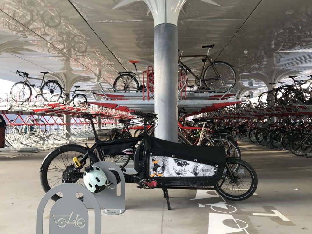 Abri Plus - Support vélos à étage 2 Park Up et bornes vélos cargo - Cyclostation de Nantes (44)