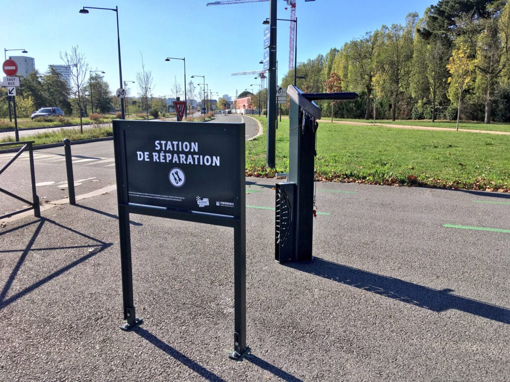 Abri Plus - Station de réparation pour vélos avec panneau - Rennes (35)