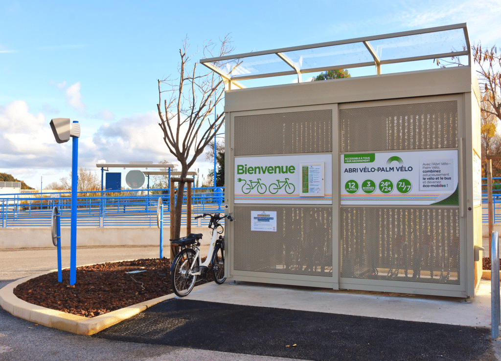 Abriplus - Parc à vélos sécurisé fermé avec dalles photovoltaïques KOMPACT - Mougins (06)