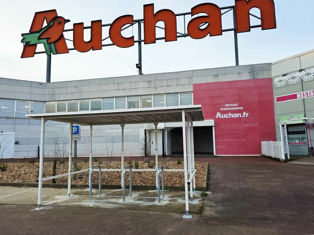 Abriplus - abri beaufortain + 53bornes U reliées - AUCHAN Tours