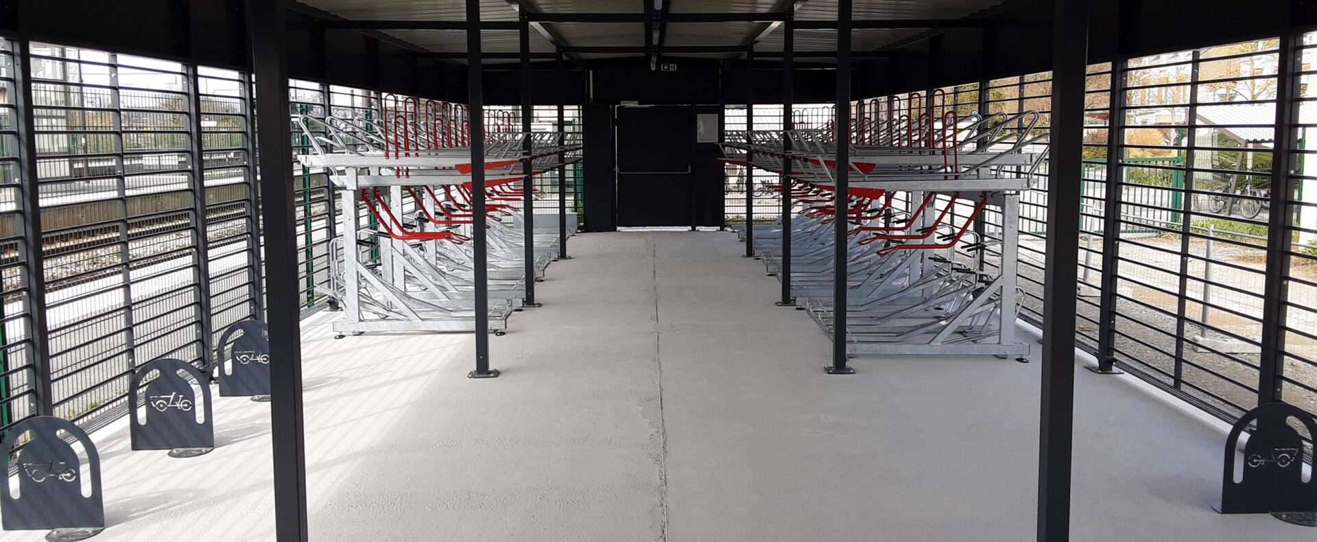 Gare (44) Savenay via DTG Co Siege - Abri Modul'Ere 19x6.50m cadre barreaudé + cadre haut tôle pleine INTERIEUR -