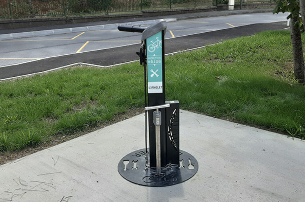 abri-plus-station-de-reparation-deluxe-pour-velos-avenue-cestac-64-anglet