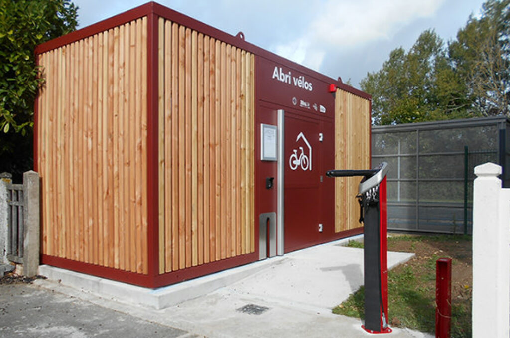 abriplus-abri-velo-ferme-nomad-et-station-de-reparation-deluxe-gare-28-illiers-combray