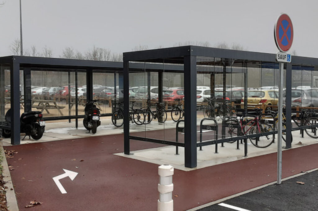 abriplus-ouest-alu-85-les-herbiers-abri-pescara-existant-avec-bornes-a-decor-et-velos-motos