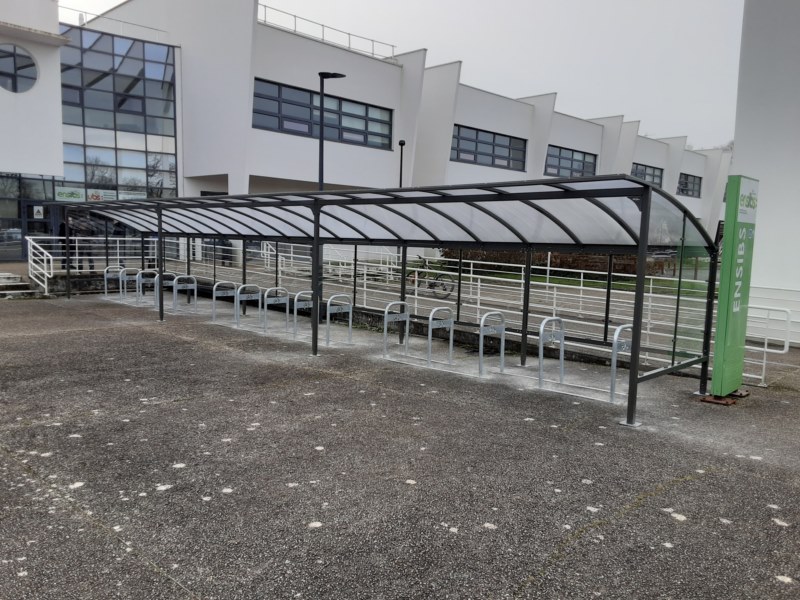 Abriplus - ENSIBS (56) Vannes via UGAP - Abri vélos Grand Lieu NC 15 x 2.5 + 3 Bornes vélos 5A reliées - 165598