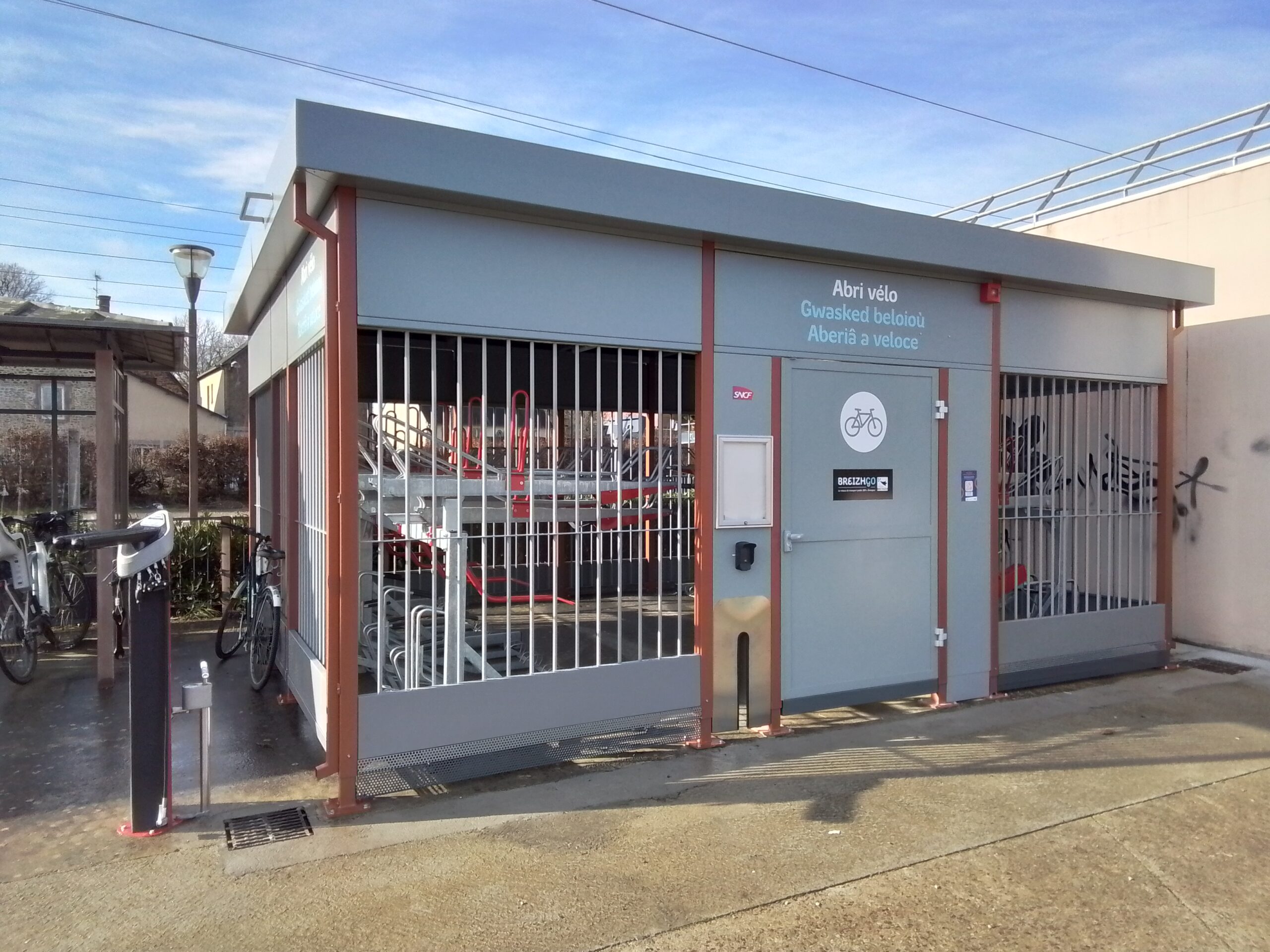 Abriplus - Abri vélos fermé - gare de Montreuil-sur-Ille (35)