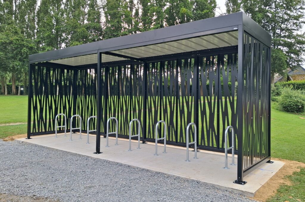 Abriplus - Abri vélos mosaïc ouvert - habillage tôle découpée zebra