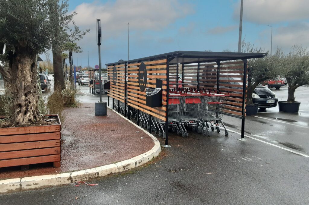 Abriplus - Carrefour (64) St Jean de Luz - 2 Abris Chariots TP50 S verre + bois