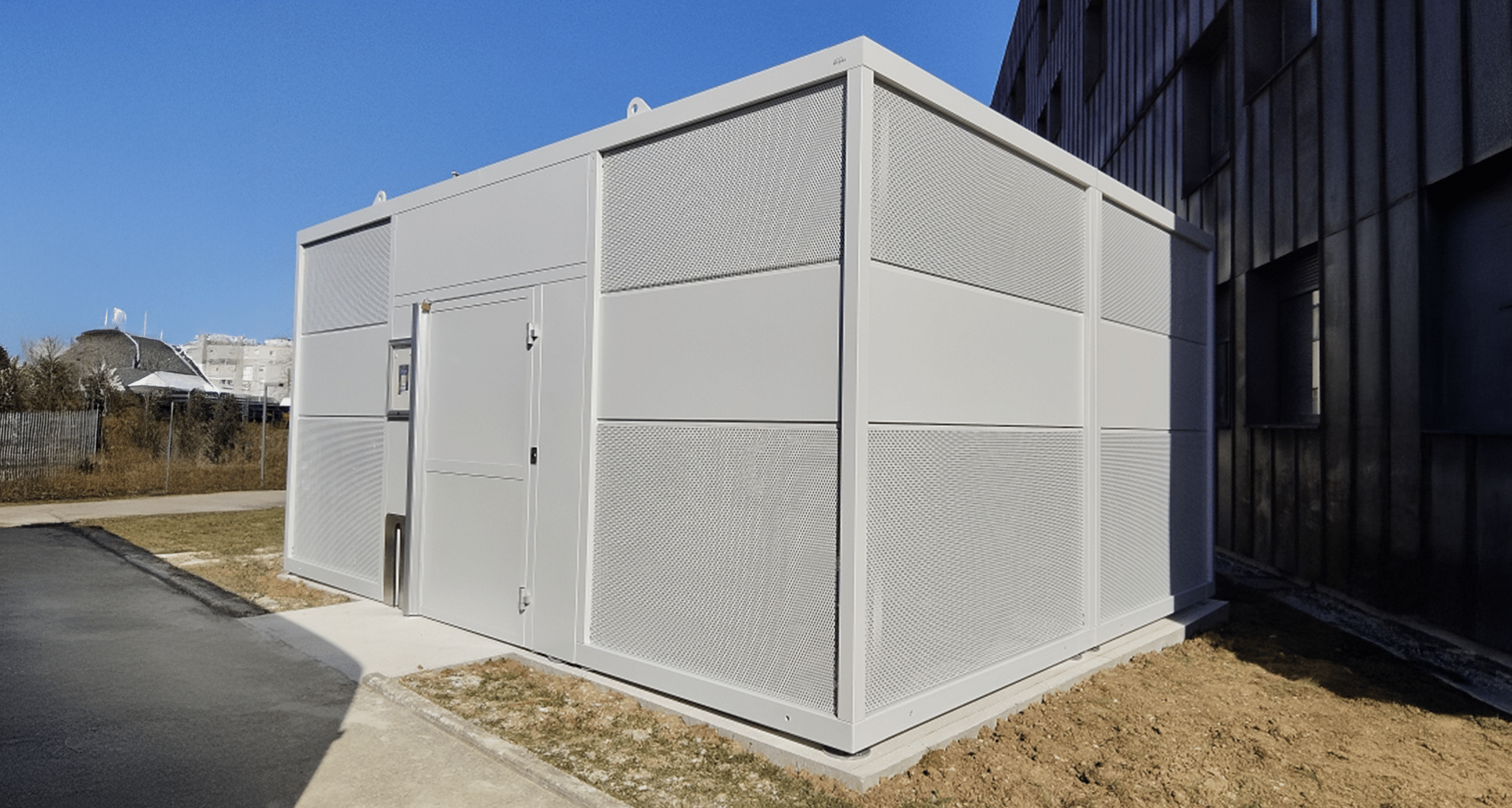 Abriplus - CH -(89) Auxerre - Abri sécurisé Nomad Habillage Tôle perforée