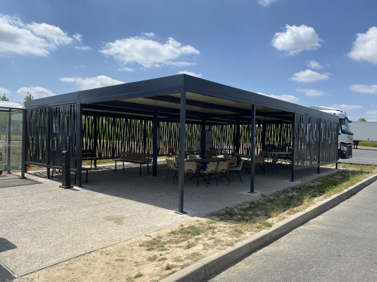 Abriplus - ombrière de parking - toiture blanche