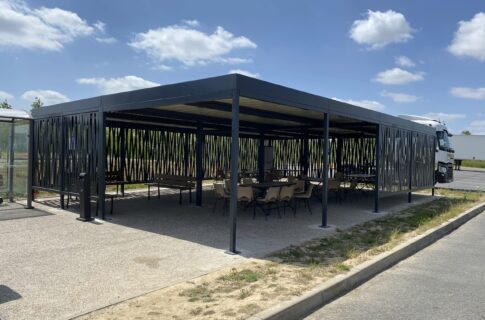 Abriplus - ombrière de parking - toiture blanche