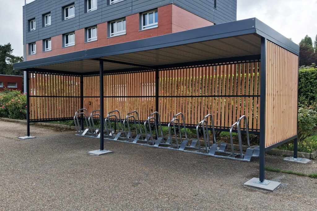 Abri plus - Grand abri vélos en liteaux de bois - Modèle Beaulieu - Racks vélos acier