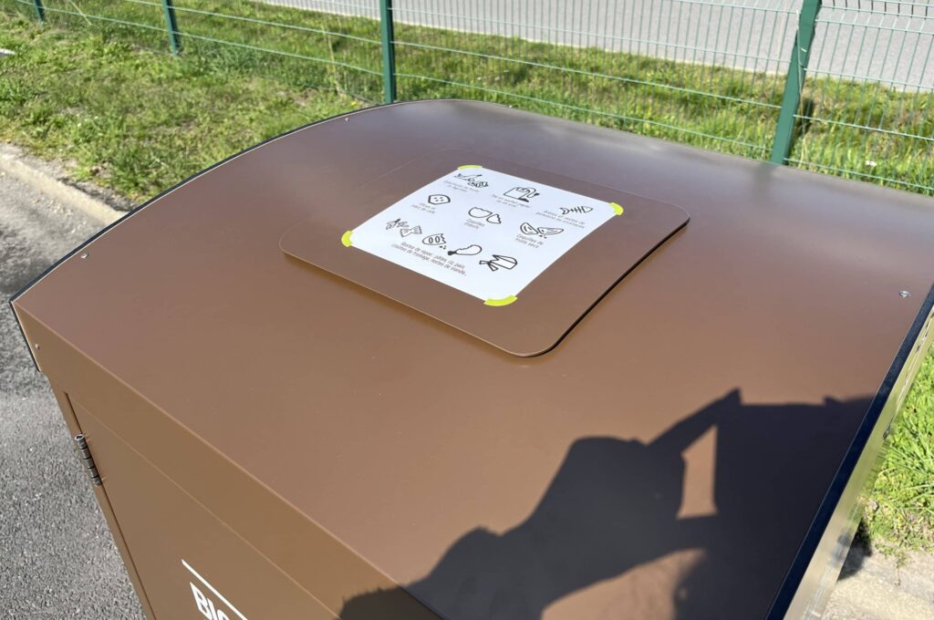 Biodlfux organic waste bin shelter - Close hatch