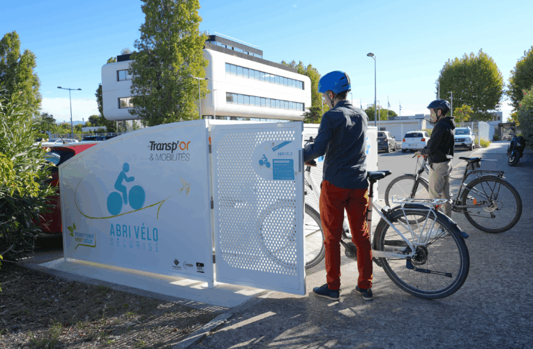 Abri vélo fermé sécurisé Vel'Box et cyclistes avec vélos