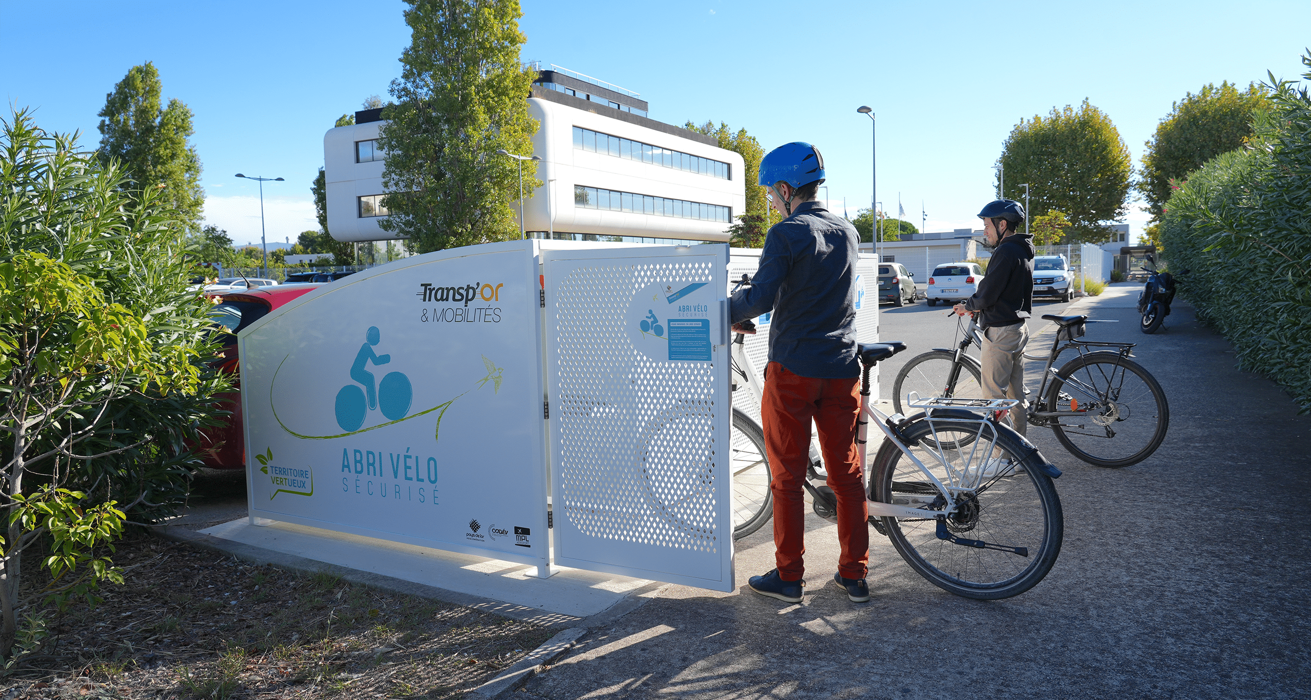 Abri vélo fermé sécurisé Vel'Box et cyclistes avec vélos