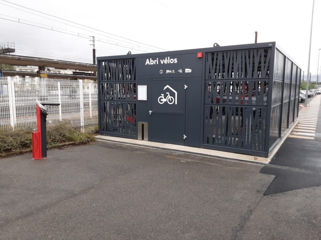 Abri vélo Nomad à la gare de Saint Pierre des Corps