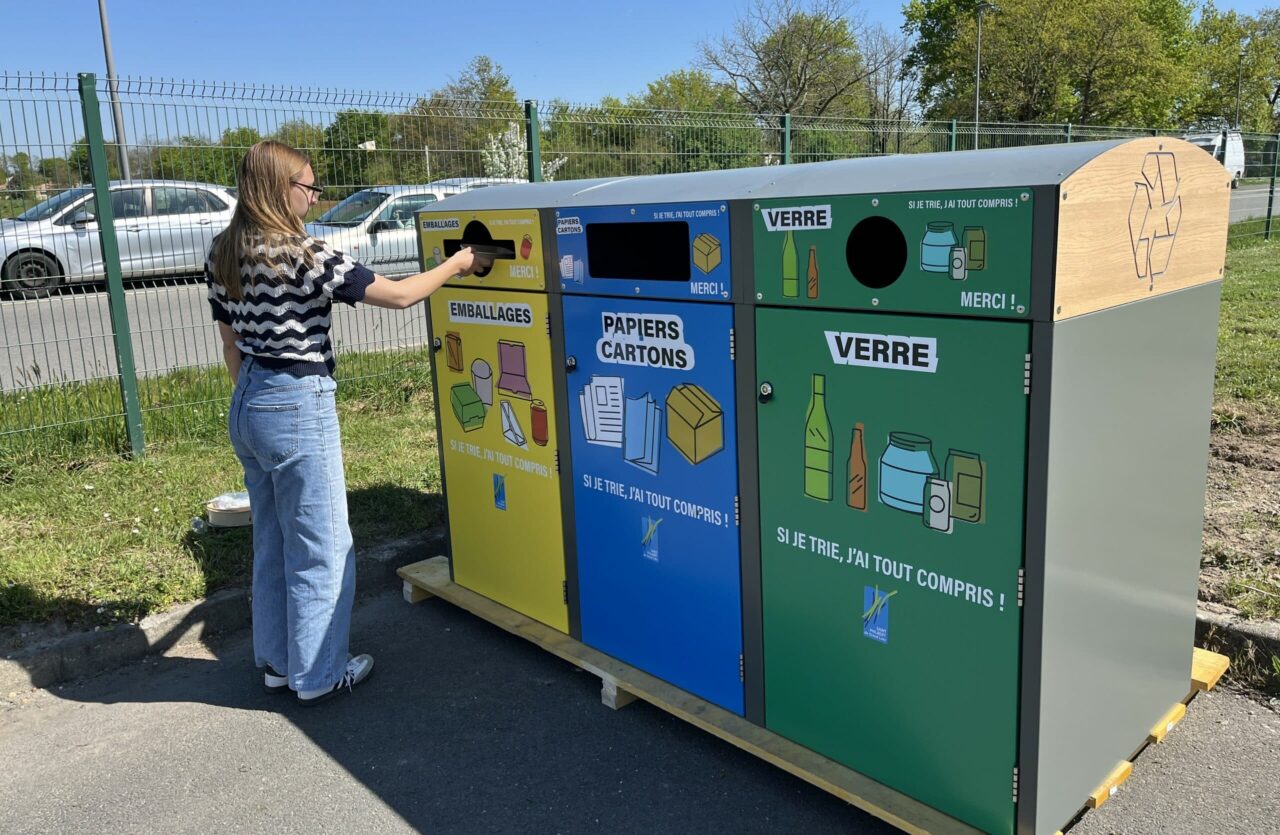 Personne jetant un déchet dans un abri poubelles tri séléctif Multiflux AbriPlus