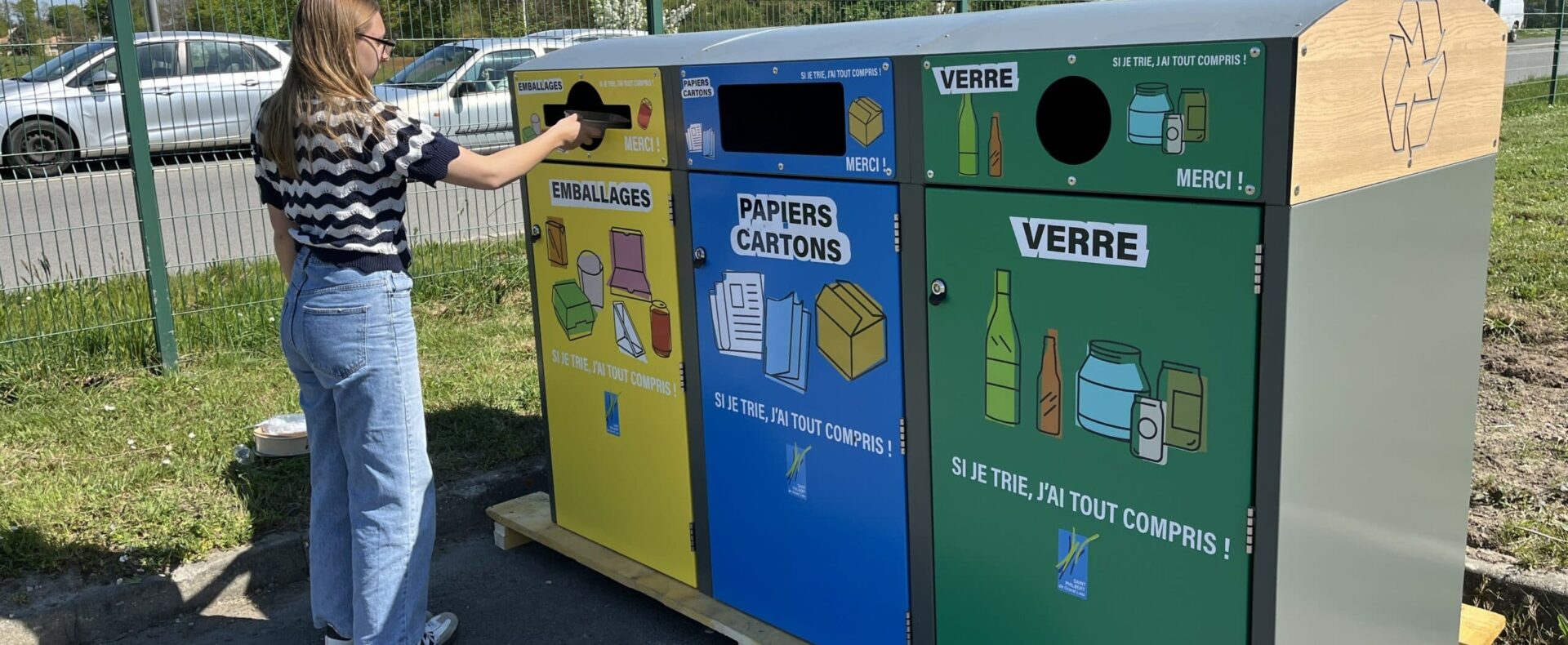 Personne jetant un déchet dans un abri poubelles tri séléctif Multiflux AbriPlus