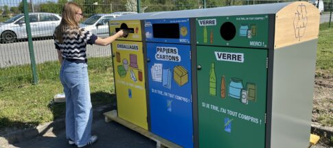 Personne jetant un déchet dans un abri poubelles tri séléctif Multiflux AbriPlus