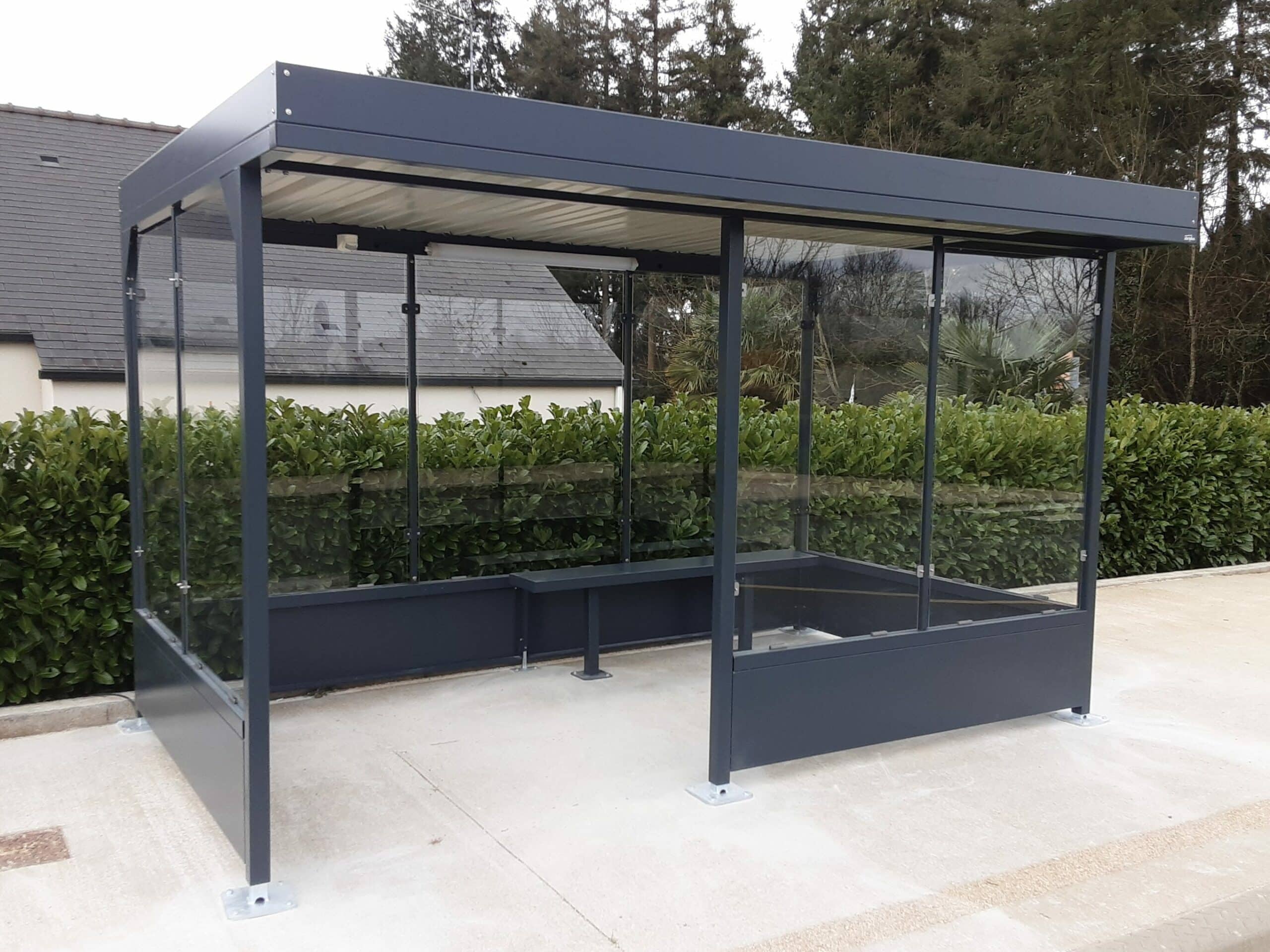 Abri fumeurs noir et tôle