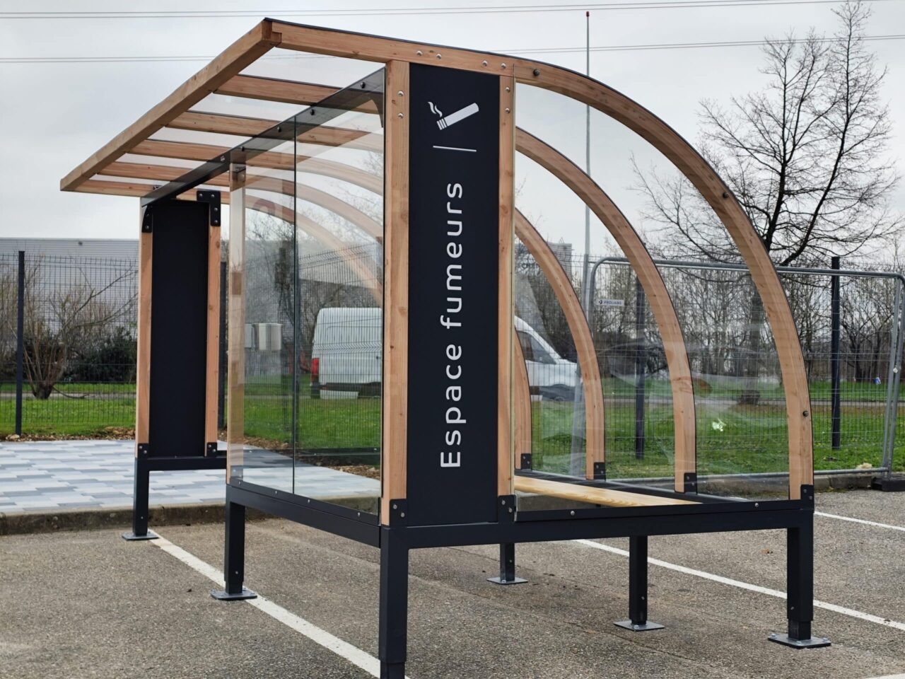 Abri fumeurs bois et noir