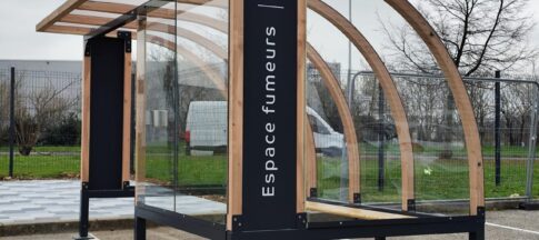 Abri fumeurs bois et noir