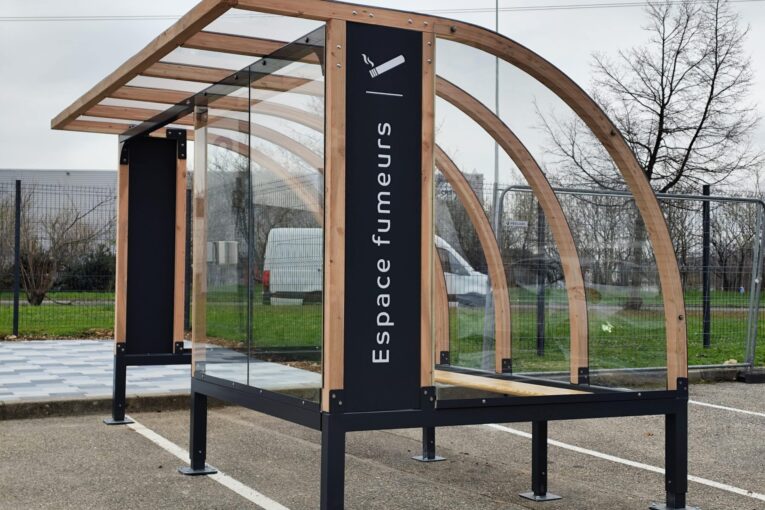 Abri fumeurs bois et noir