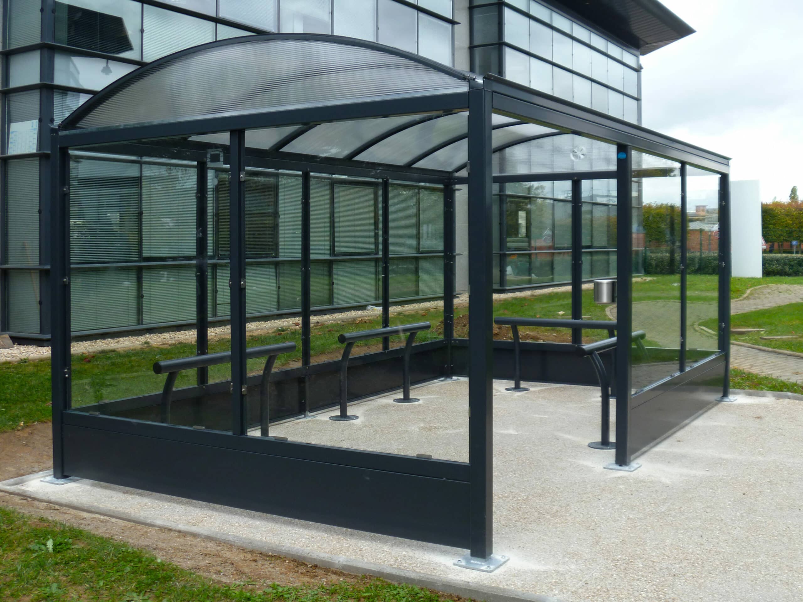 Abri fumeurs noir et tôle