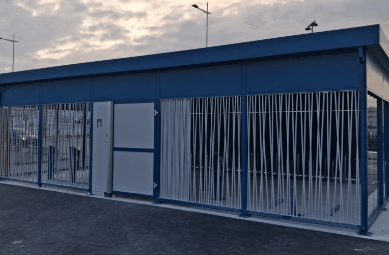 Abri vélo fermé bleu