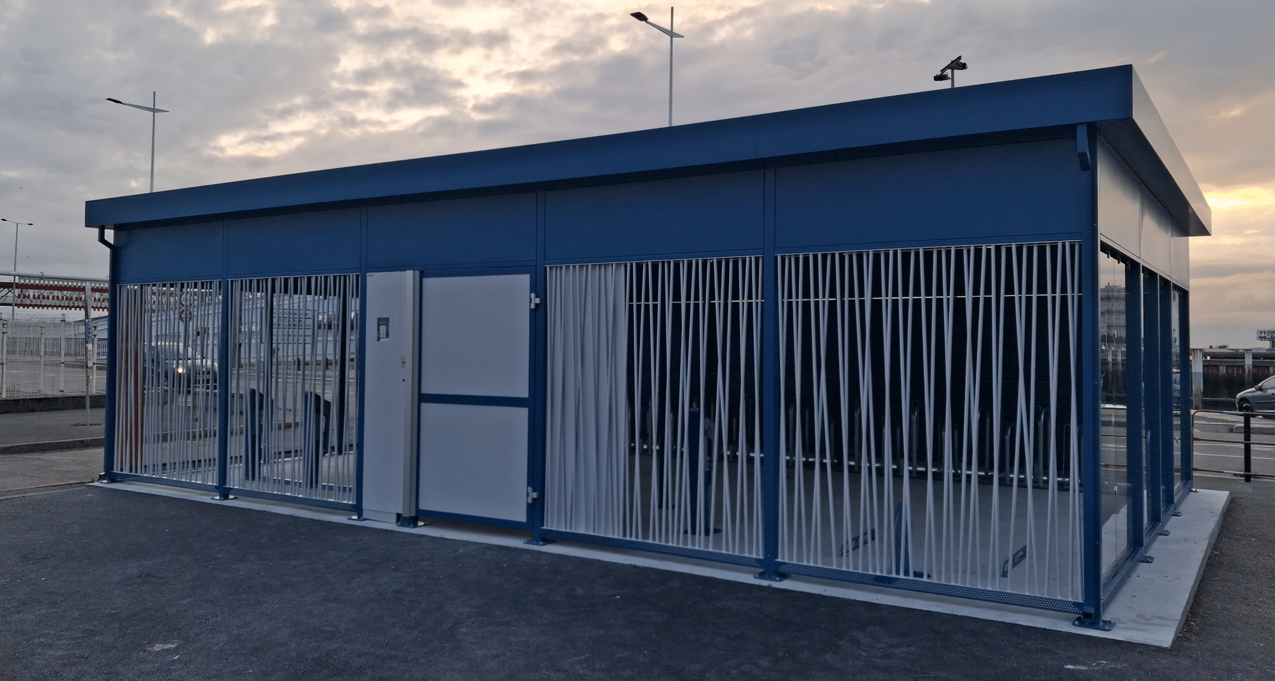 Abri vélo fermé bleu