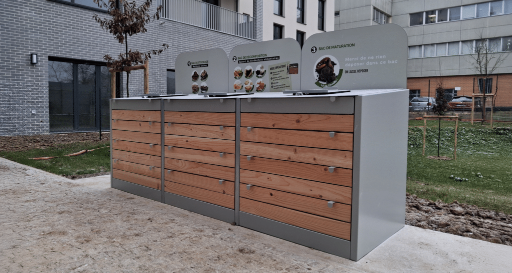 Composteur collectif gris avec liteaux de bois