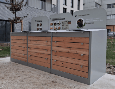 Composteur collectif gris avec liteaux de bois