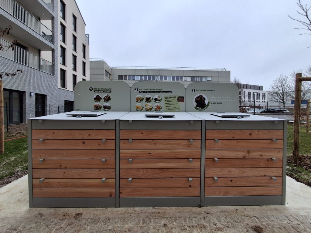 Composteur collectif gris et panneaux bois