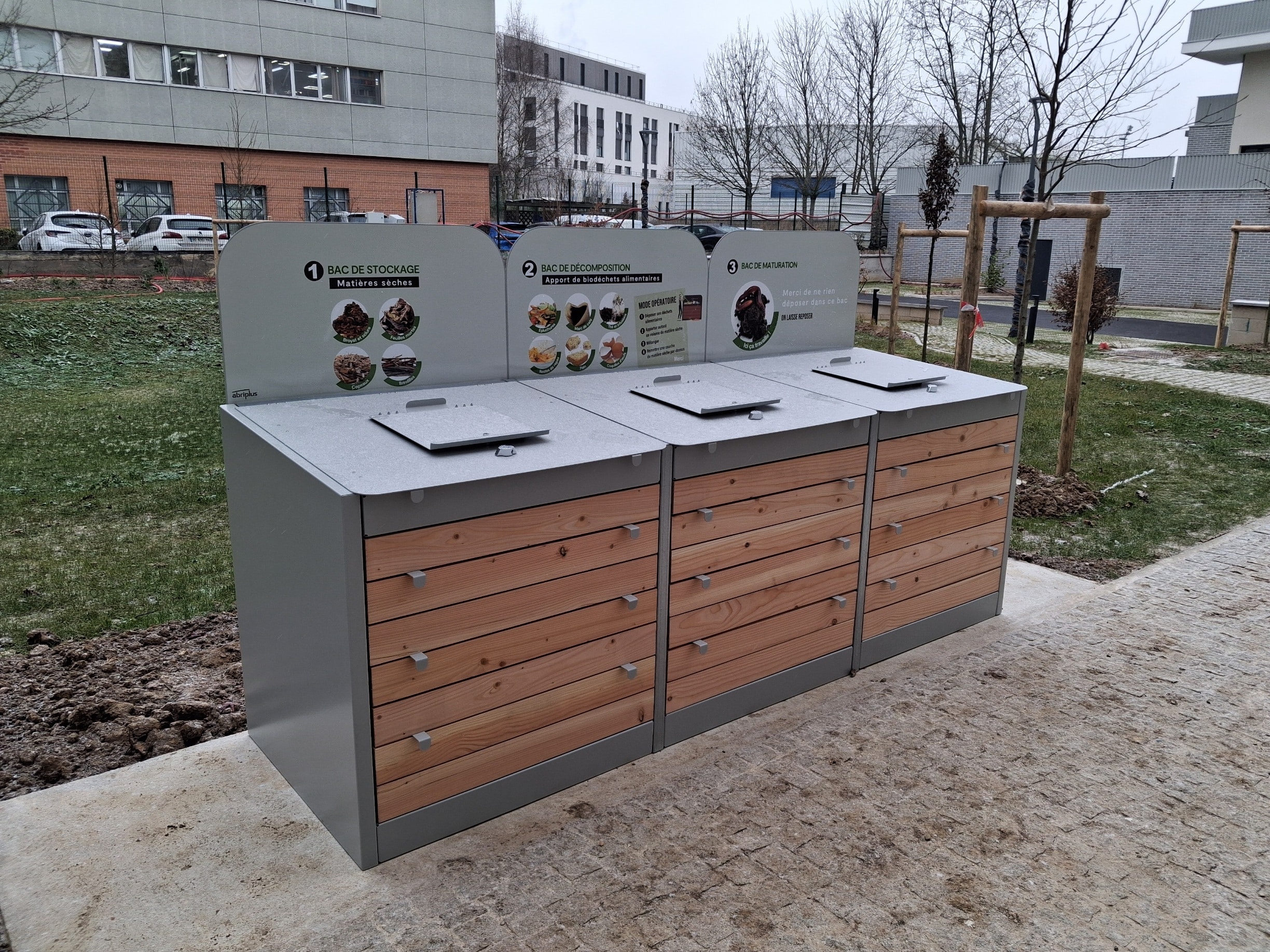 Composteur collectif gris et panneaux bois AbriPlus