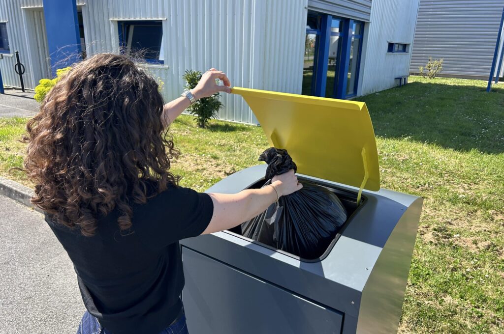 Abri déchets pour tri sélectif des poubelles