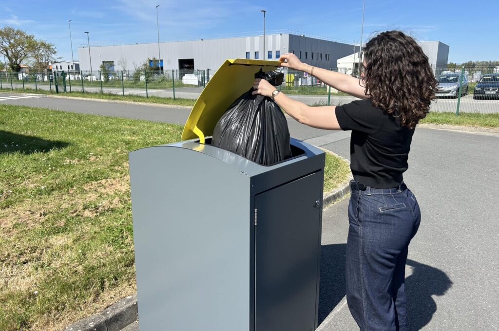 Abri déchets pour tri sélectif des poubelles