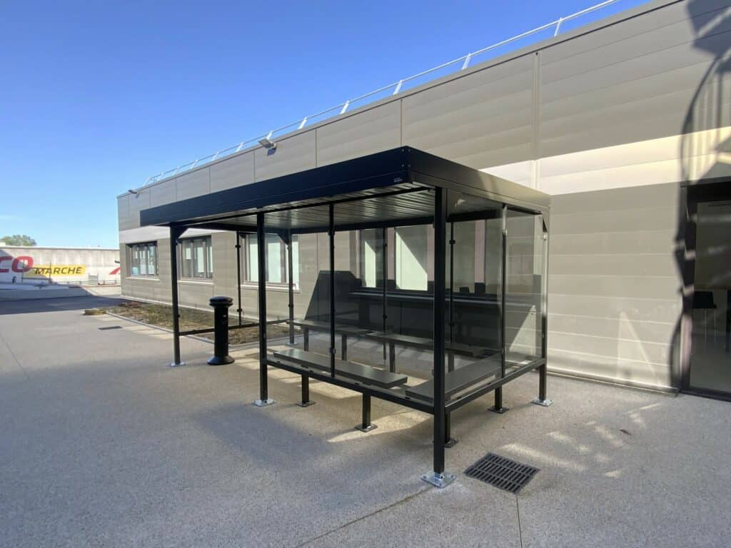 Abri fumeurs Beaulieu avec retour et bancs intégrés